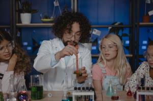 Science teacher shows kids experiment